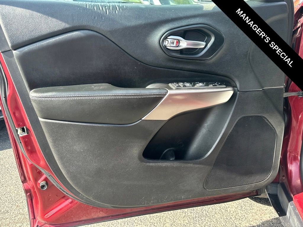 Used 2019 Jeep Cherokee Latitude w/ Popular Appearance Group image 12