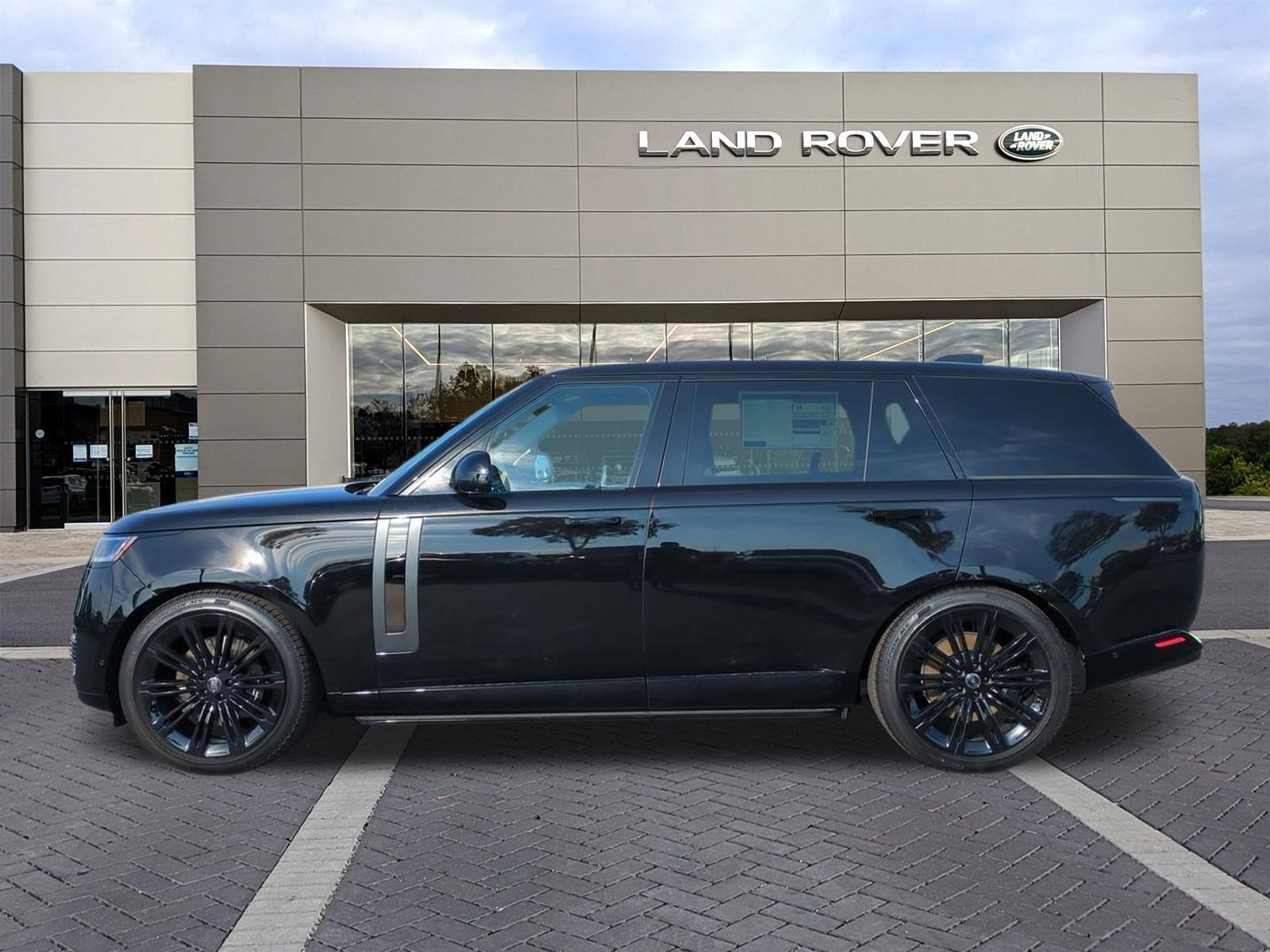 New 2025 Land Rover Range Rover SV image 8