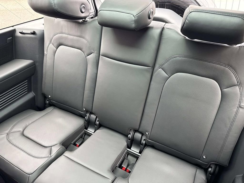 New 2026 Land Rover Defender 130 X-Dynamic SE image 13