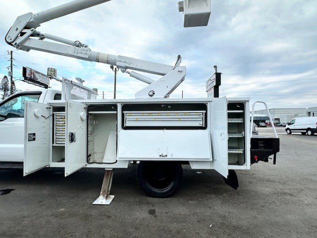 Used 2009 Ford F550 2WD Regular Cab Super Duty image 10