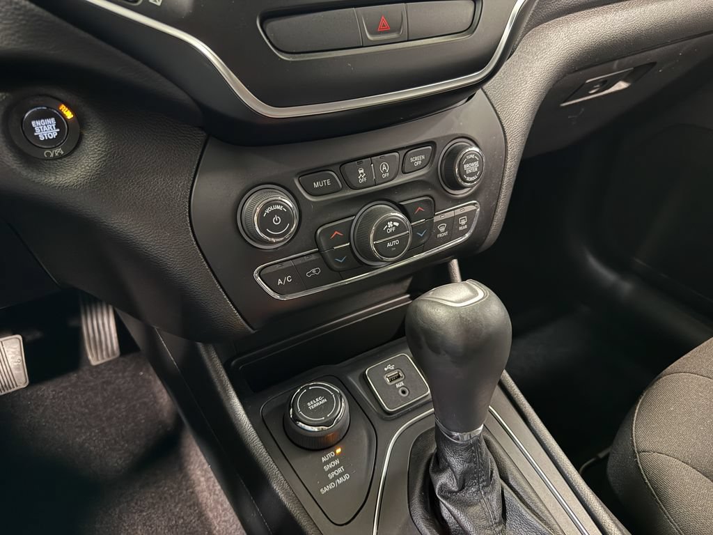 Used 2019 Jeep Cherokee Latitude w/ Comfort & Convenience Group AWD/4WD image 79