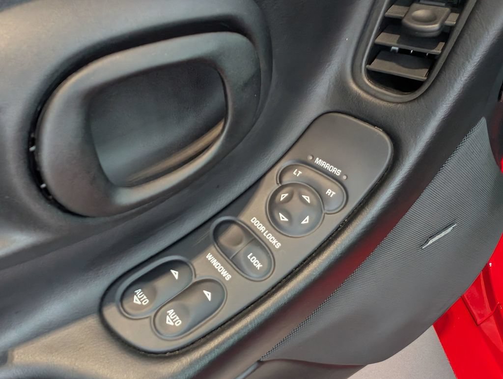 Used 2004 Chevrolet Corvette Coupe RWD image 12