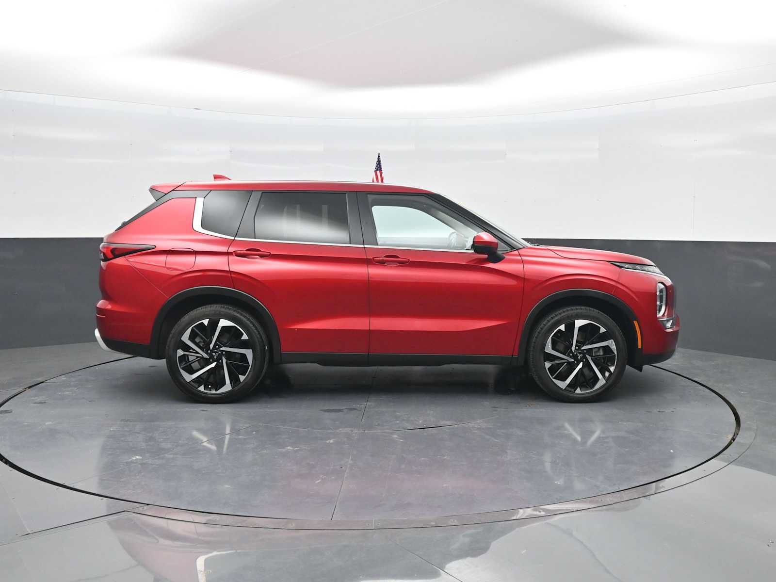 Used 2024 Mitsubishi Outlander SE AWD/4WD image 2