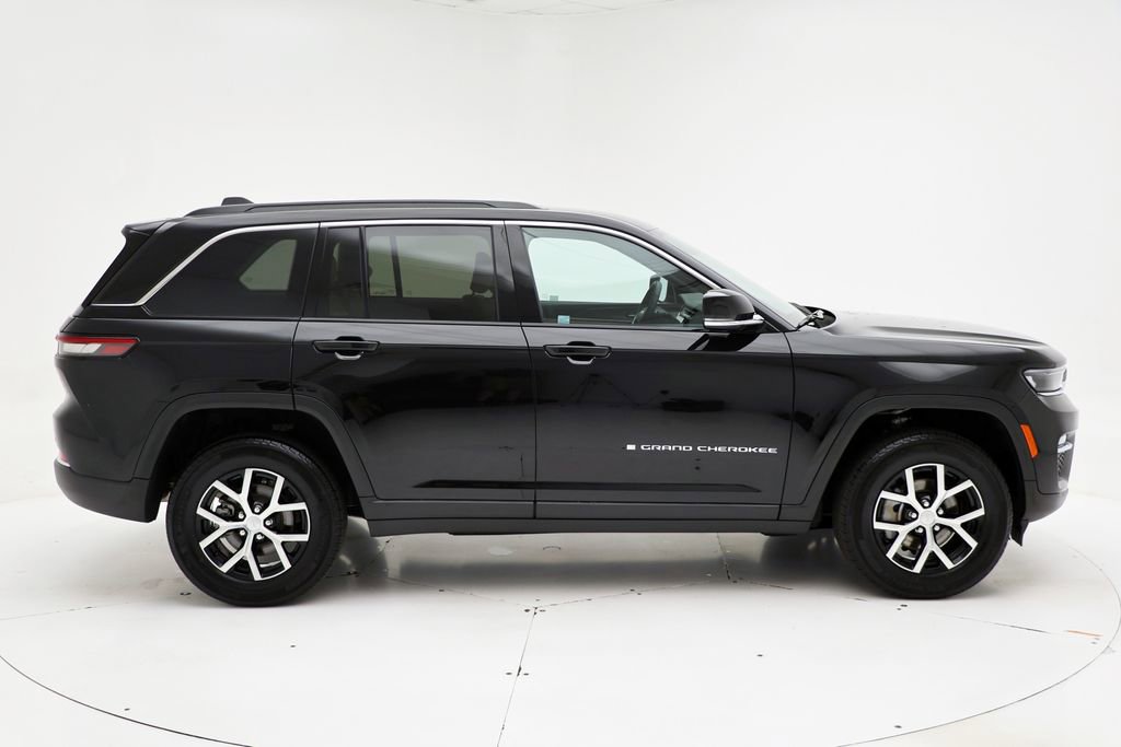 Used 2025 Jeep Grand Cherokee Limited AWD/4WD image 3