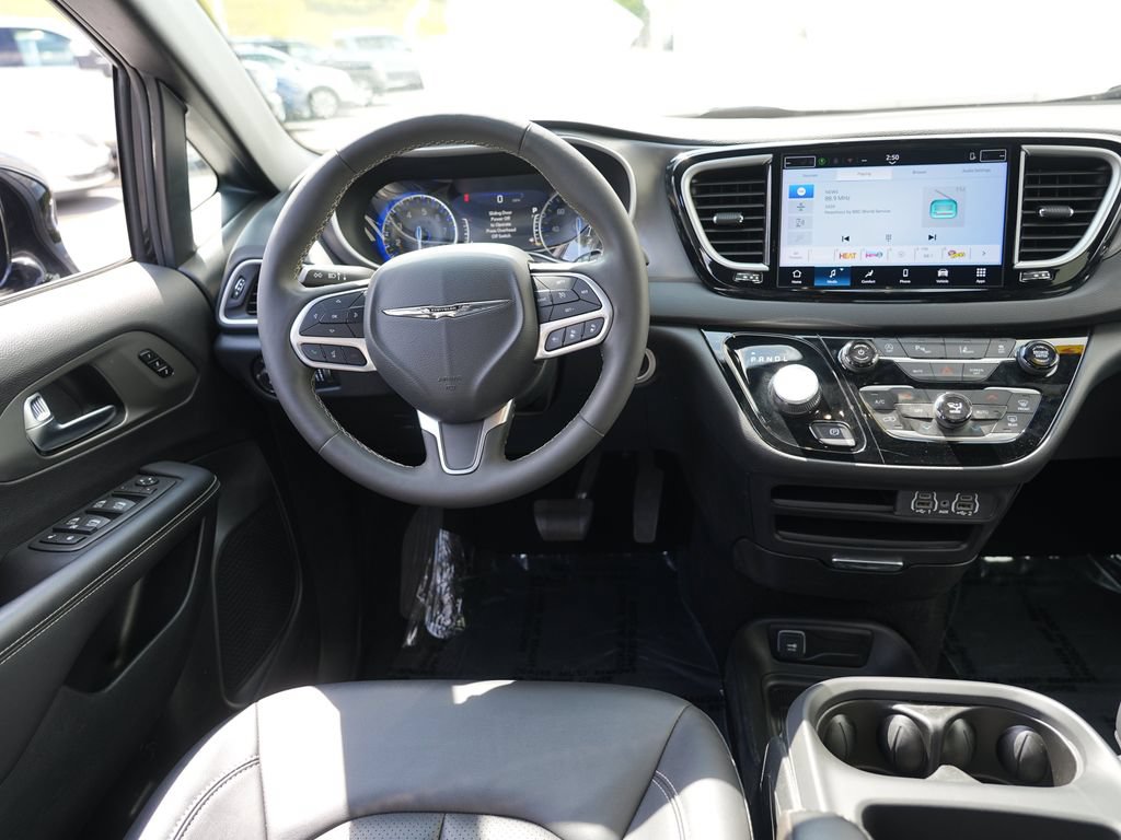 Used 2025 Chrysler Pacifica Select FWD image 19