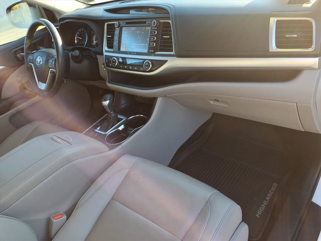 Used 2019 Toyota Highlander XLE AWD/4WD image 18