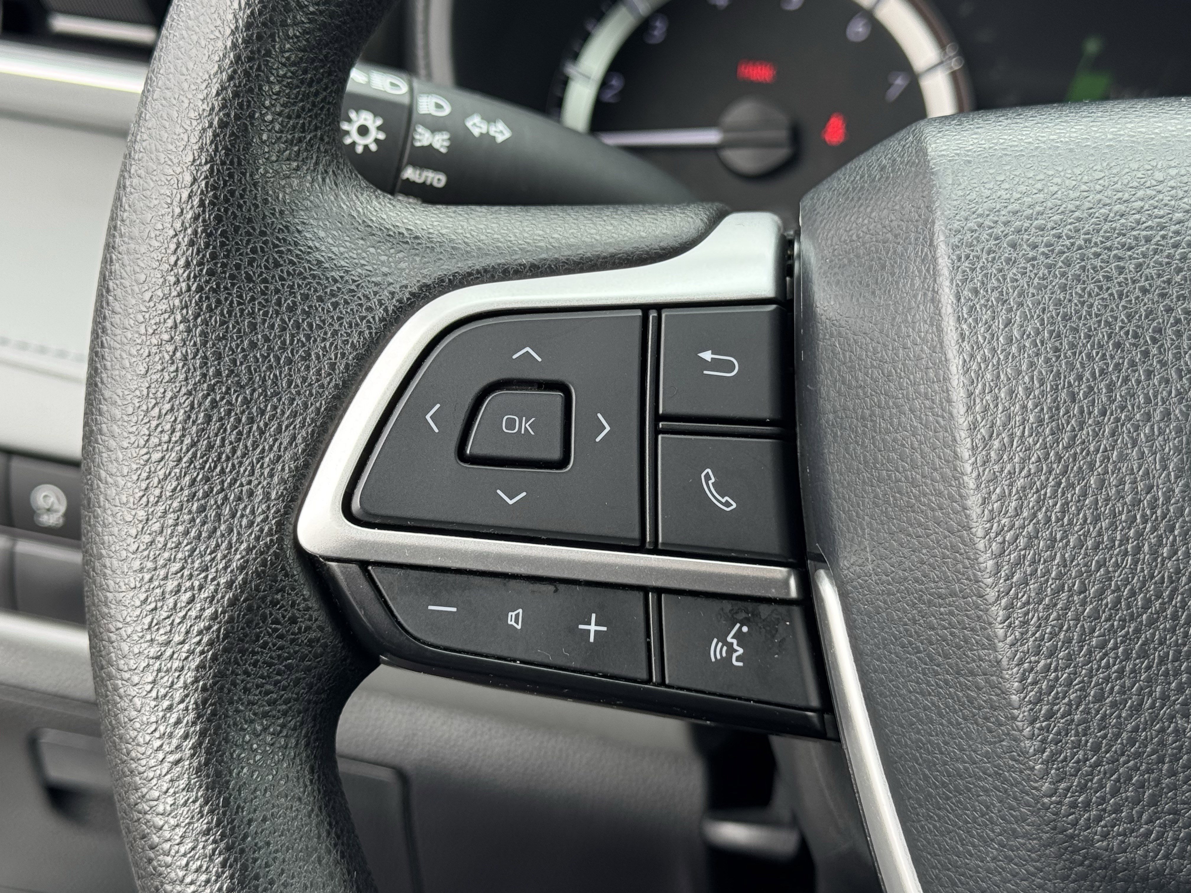 Used 2023 Toyota Highlander L image 28