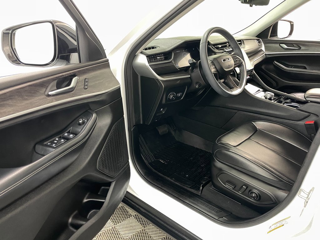 Used 2023 Jeep Grand Cherokee L Limited w/ Luxury Tech Group II image 27