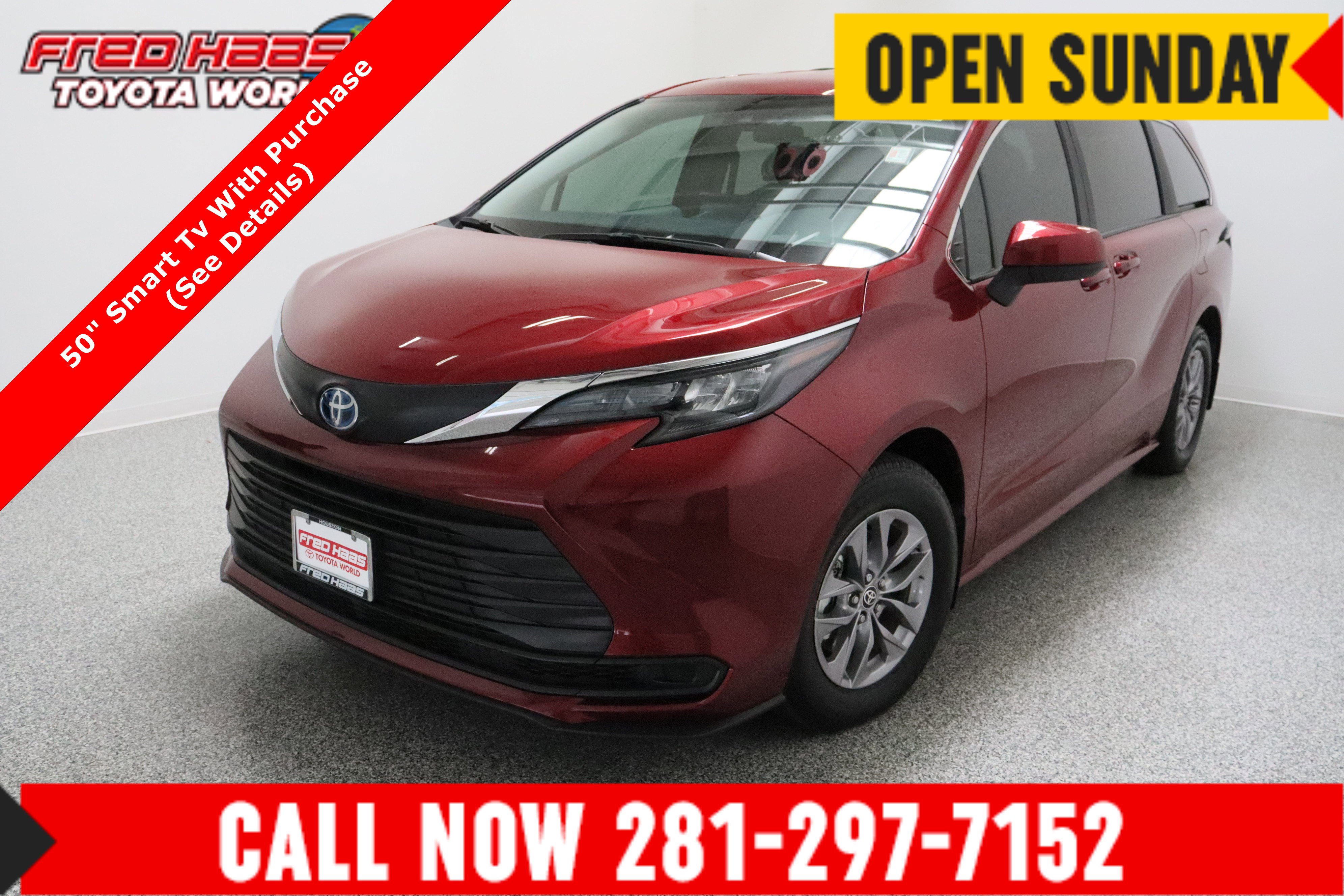 Used 2025 Toyota Sienna LE image 1