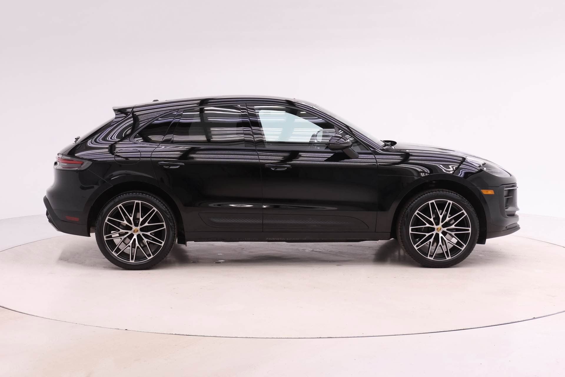 Used 2025 Porsche Macan AWD/4WD image 10