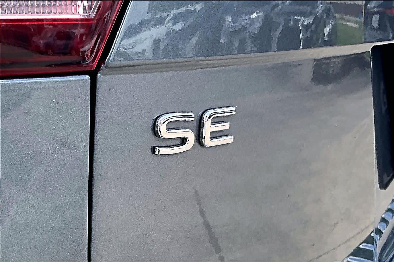 Used 2022 Volkswagen Tiguan SE R-Line FWD image 9