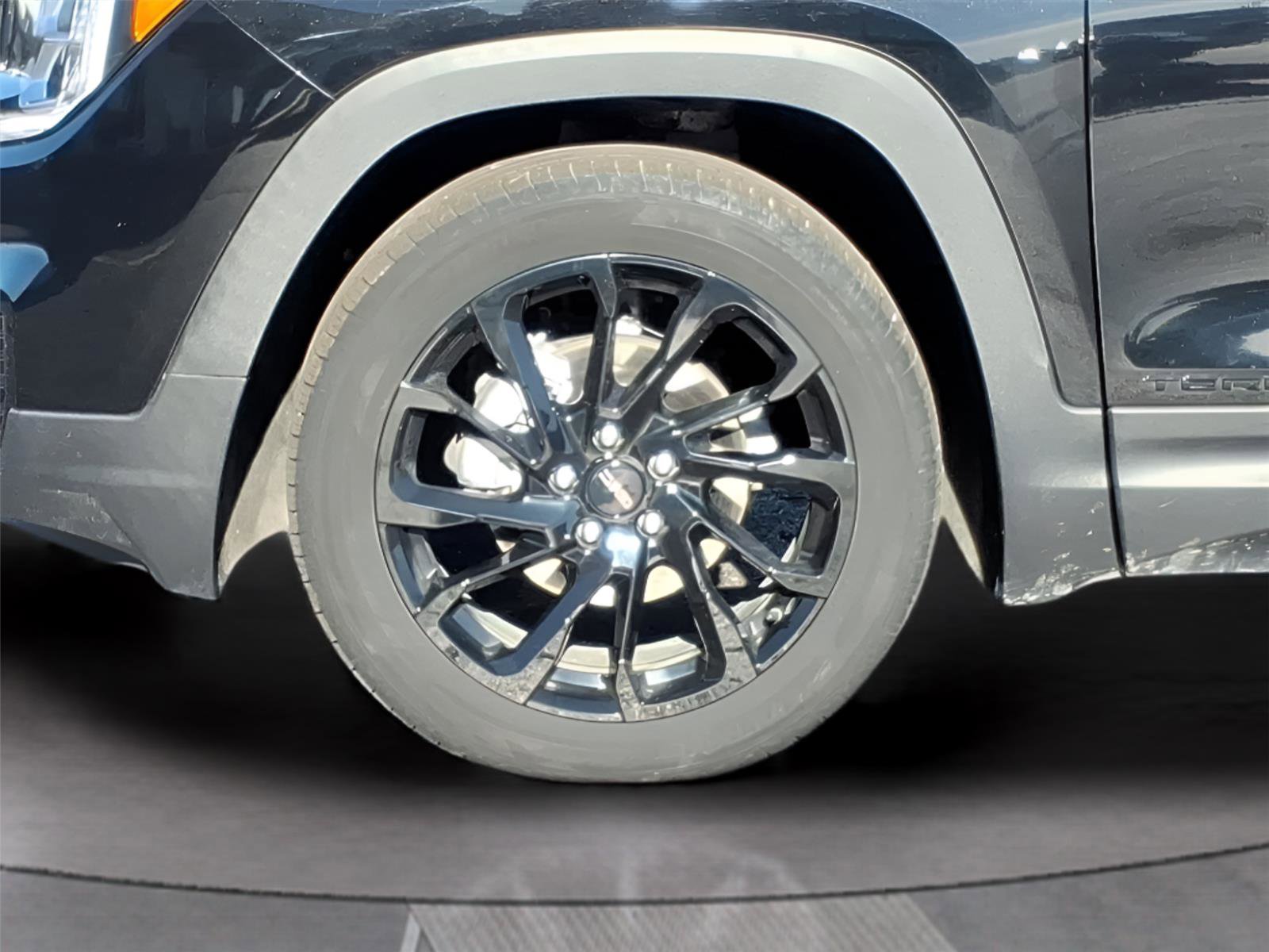 Used 2023 GMC Terrain SLE w/ Elevation Edition image 9