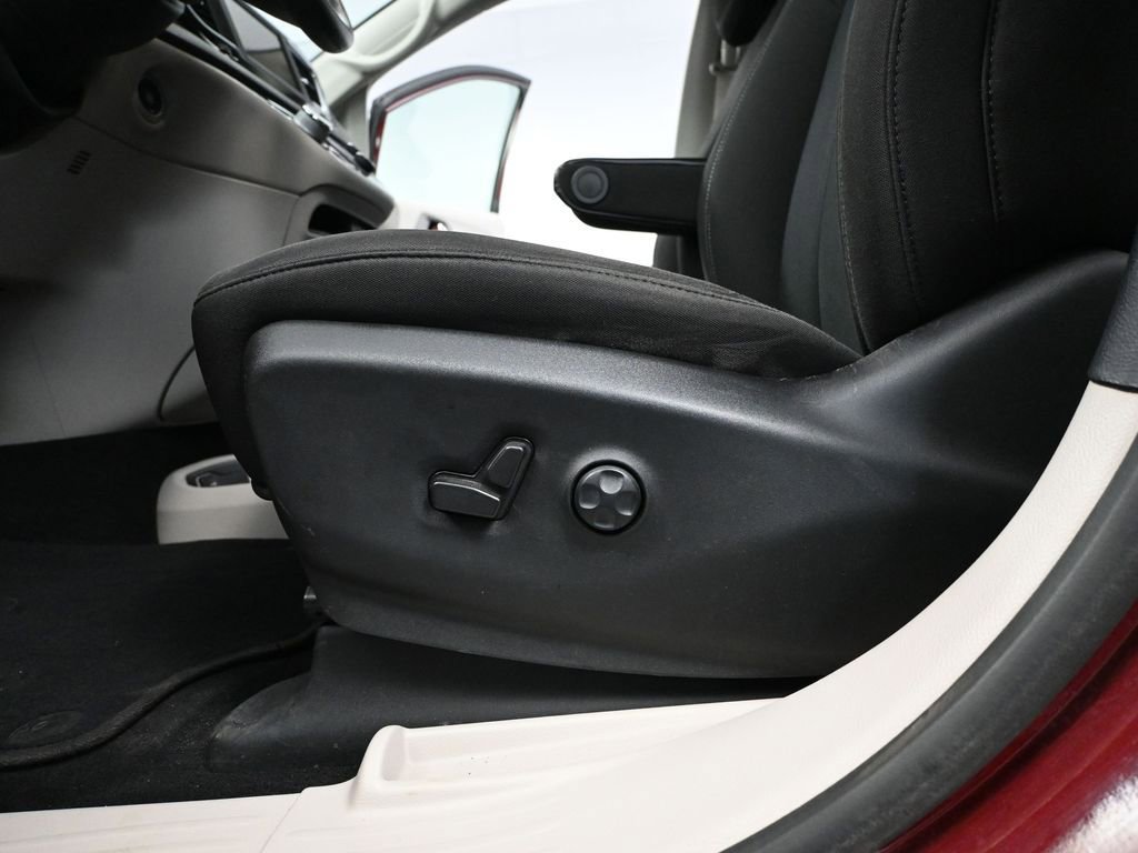 Used 2021 Chrysler Voyager LX image 20