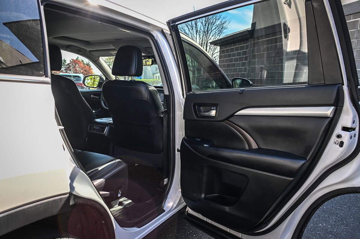 Used 2019 Toyota Highlander XLE AWD/4WD image 16