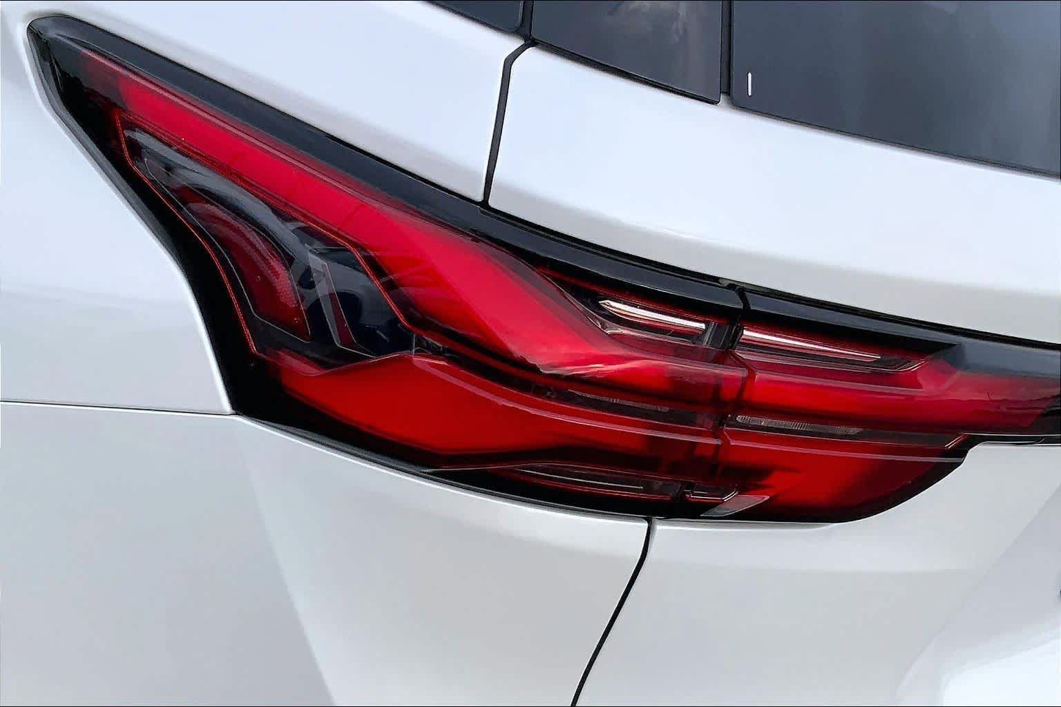 Used 2023 Chevrolet Traverse RS FWD image 27