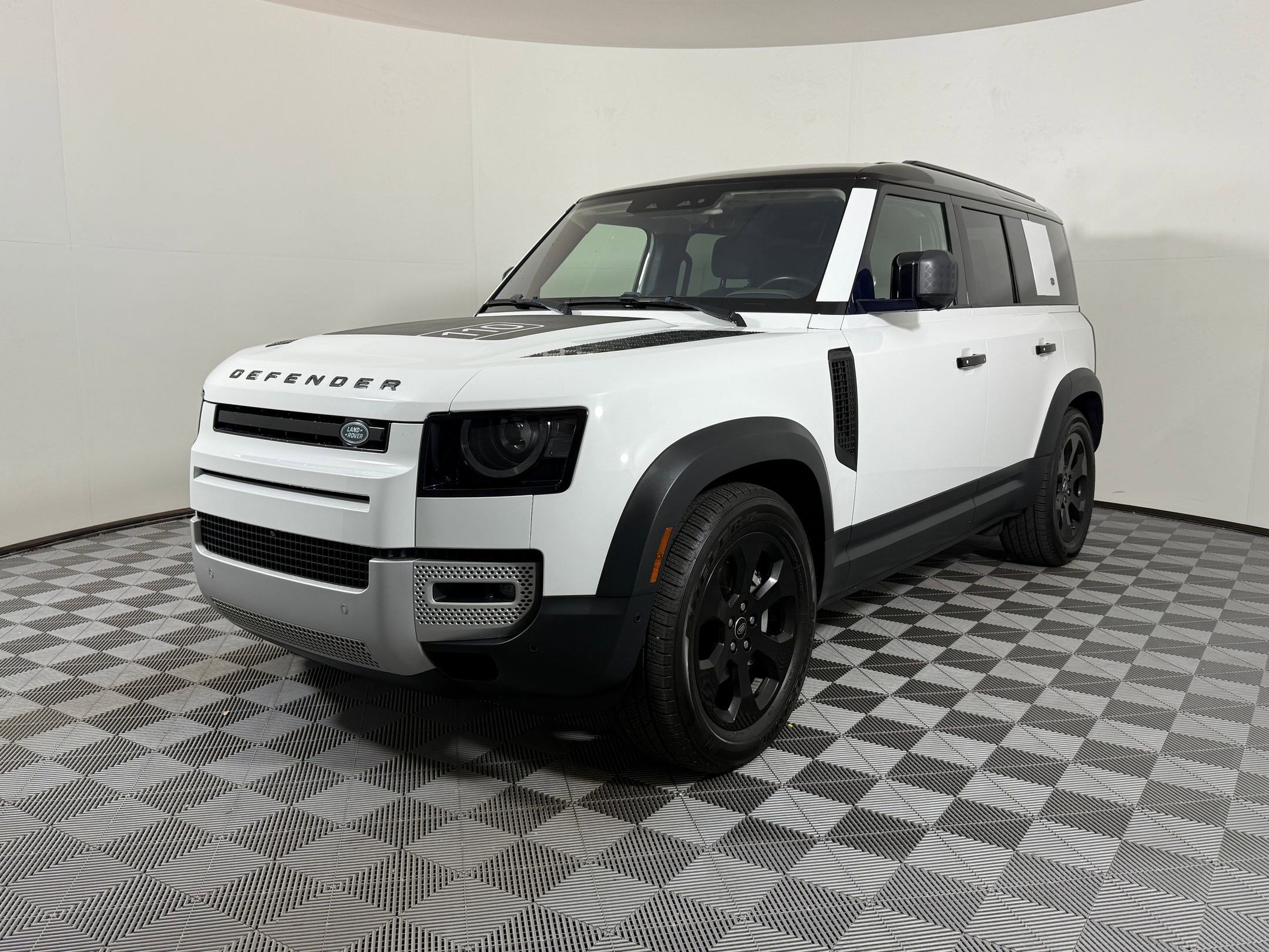 Used 2020 Land Rover Defender 110 HSE image 1