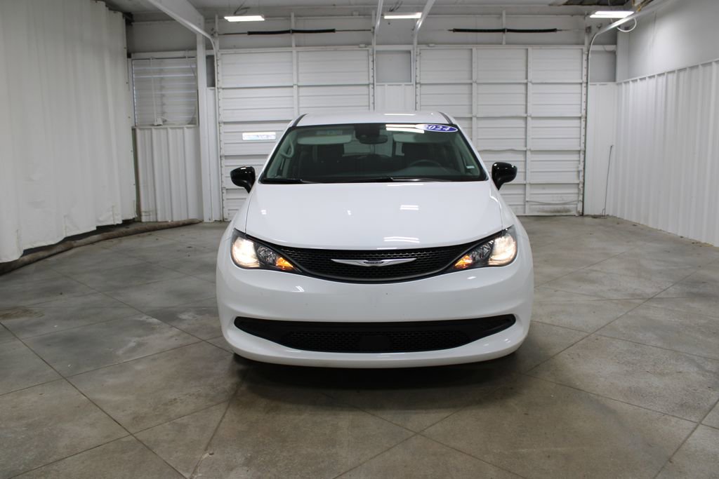 Used 2024 Chrysler Voyager LX FWD image 3