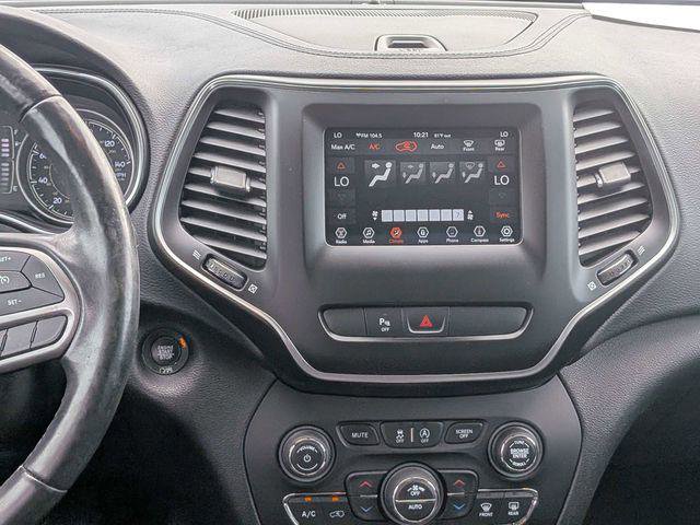 Certified 2019 Jeep Cherokee Latitude Plus w/ Comfort/Convenience Group FWD image 19
