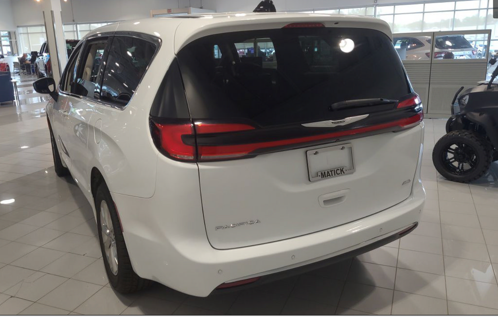 Used 2023 Chrysler Pacifica Touring-L AWD/4WD image 11