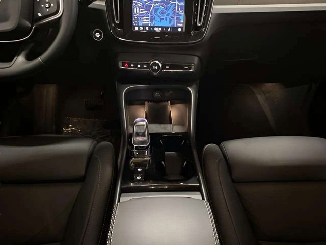Used 2025 Volvo XC40 B5 Plus image 13