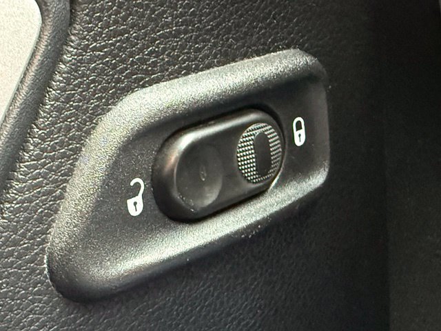 Used 2016 Jeep Wrangler Unlimited Sahara w/ Connectivity Group AWD/4WD image 18