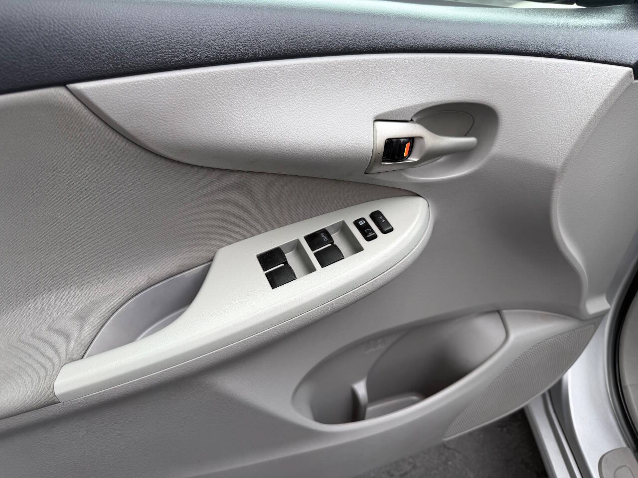 Used 2012 Toyota Corolla LE FWD image 5