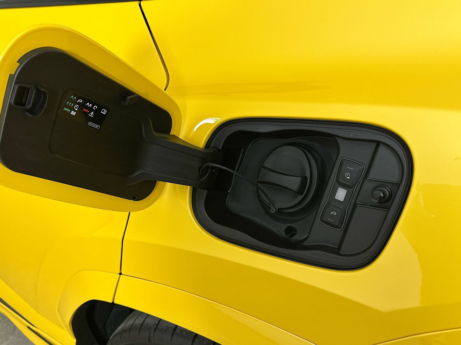 Used 2025 Lamborghini Urus SE AWD/4WD image 59