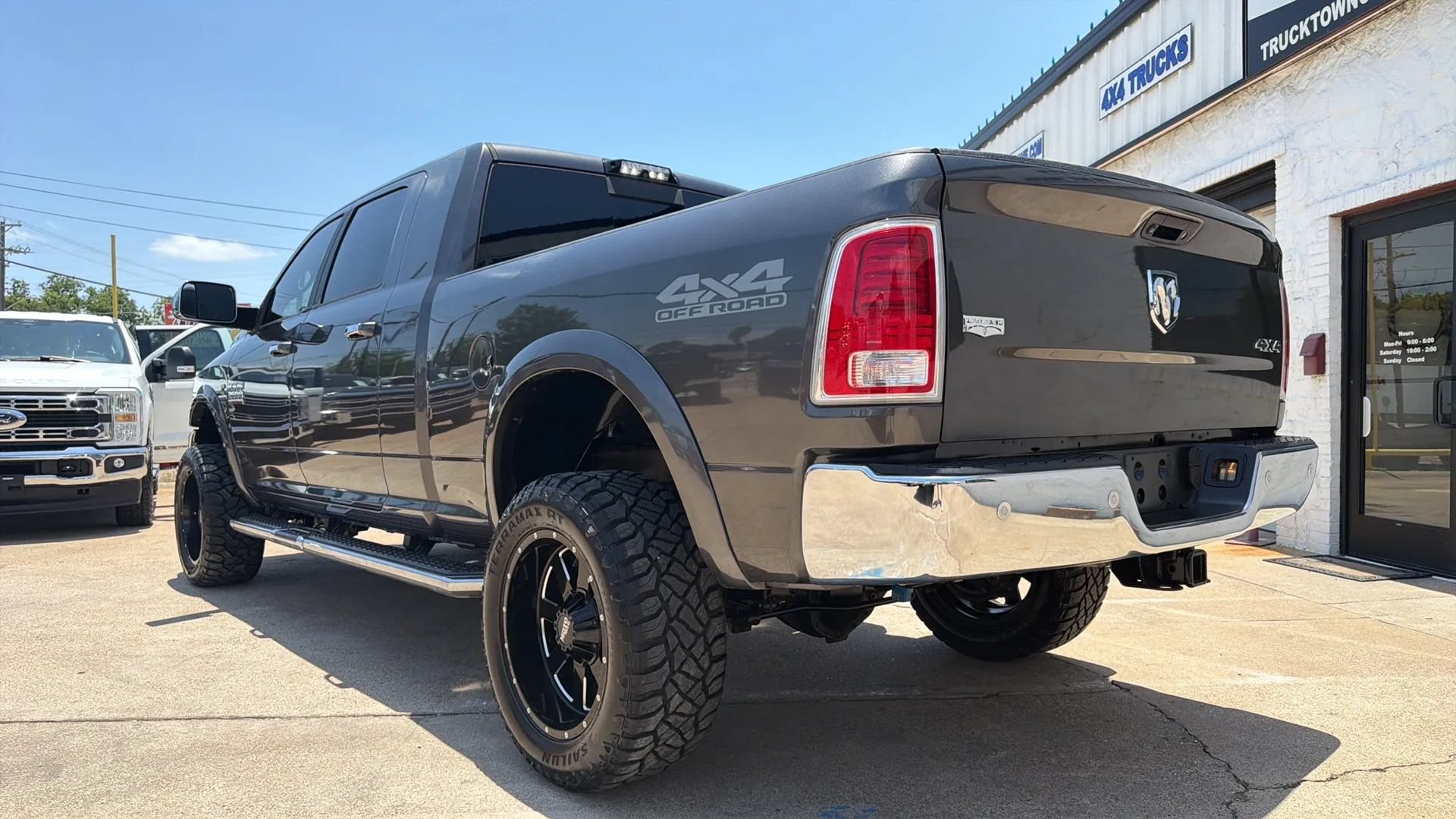 Used 2018 RAM 2500 Laramie w/ Off Road Package AWD/4WD image 2