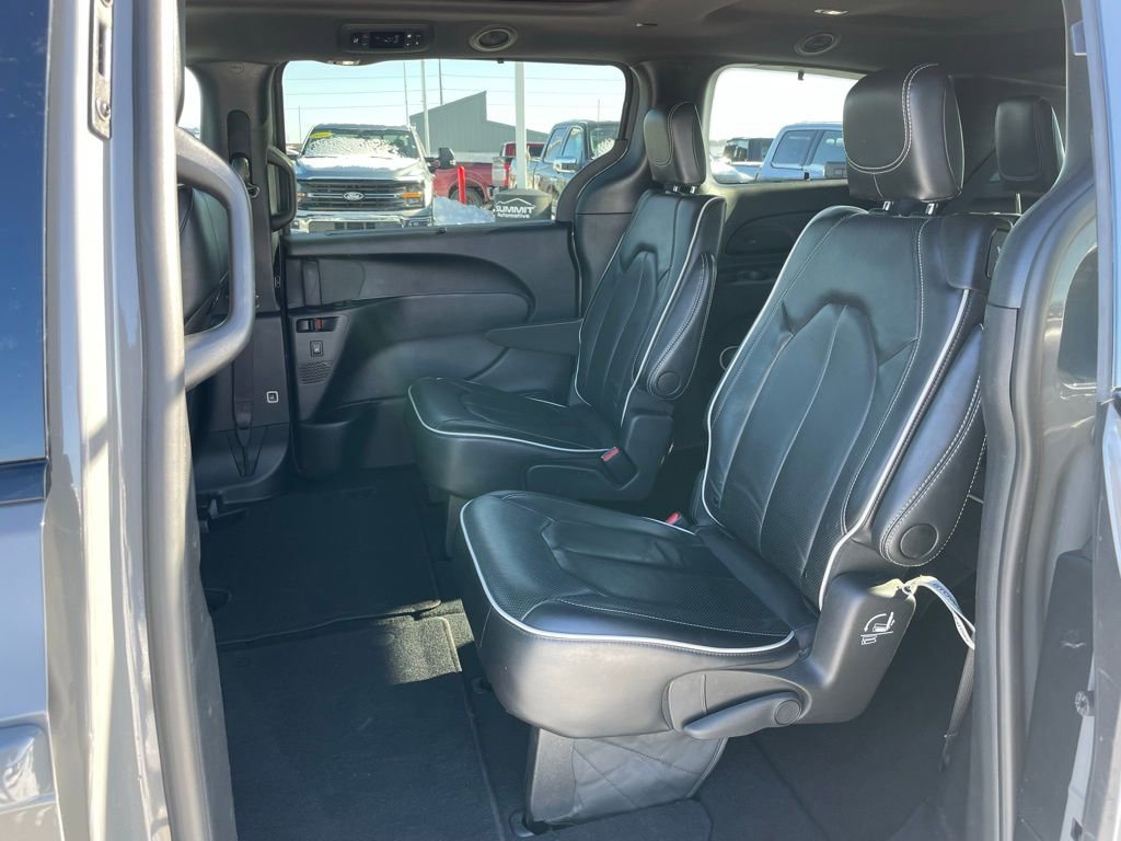 Used 2025 Chrysler Pacifica Limited image 8