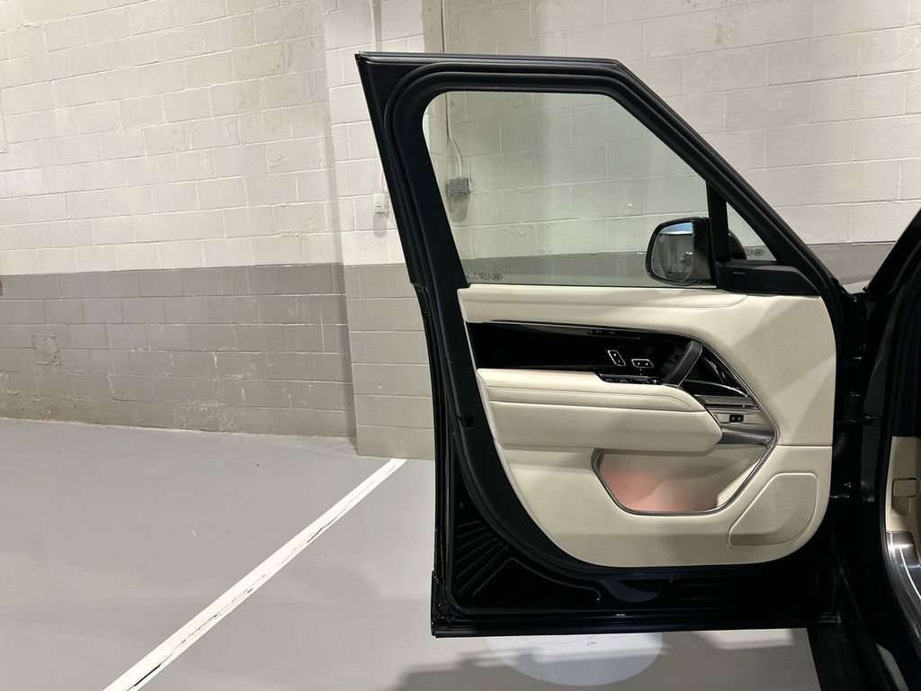 Used 2023 Land Rover Range Rover SE image 9