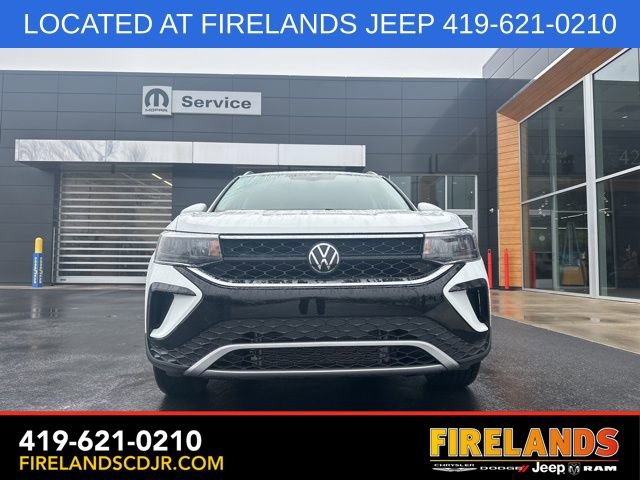 Used 2024 Volkswagen Taos SE image 2