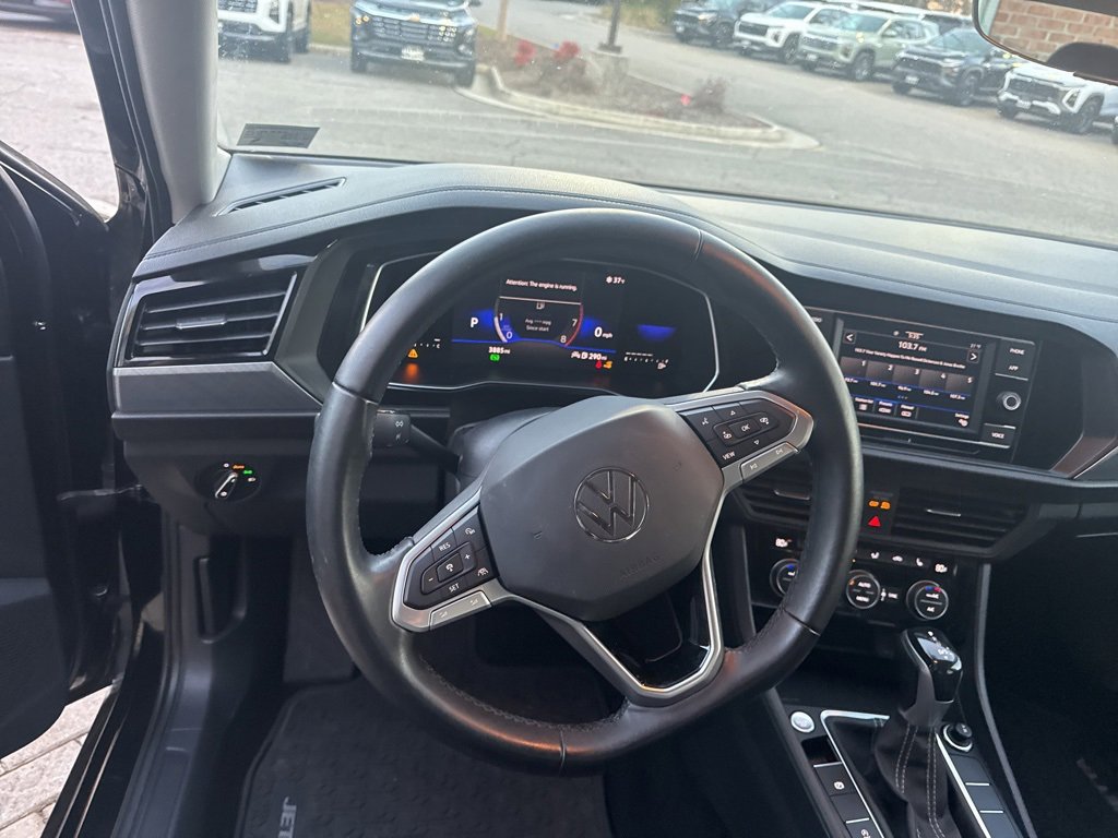 Used 2023 Volkswagen Jetta SE image 9