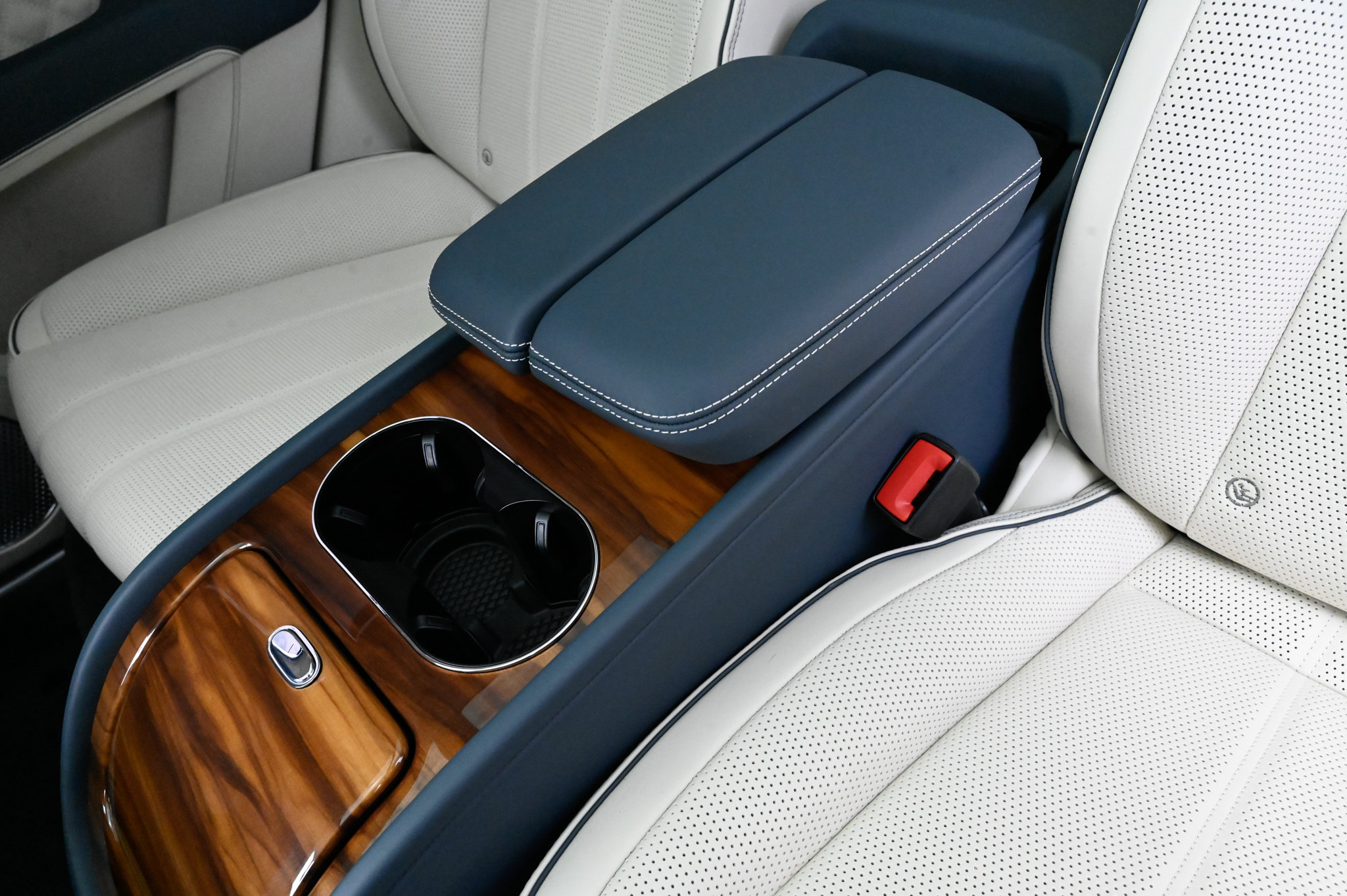 Used 2023 Bentley Bentayga AWD/4WD image 42