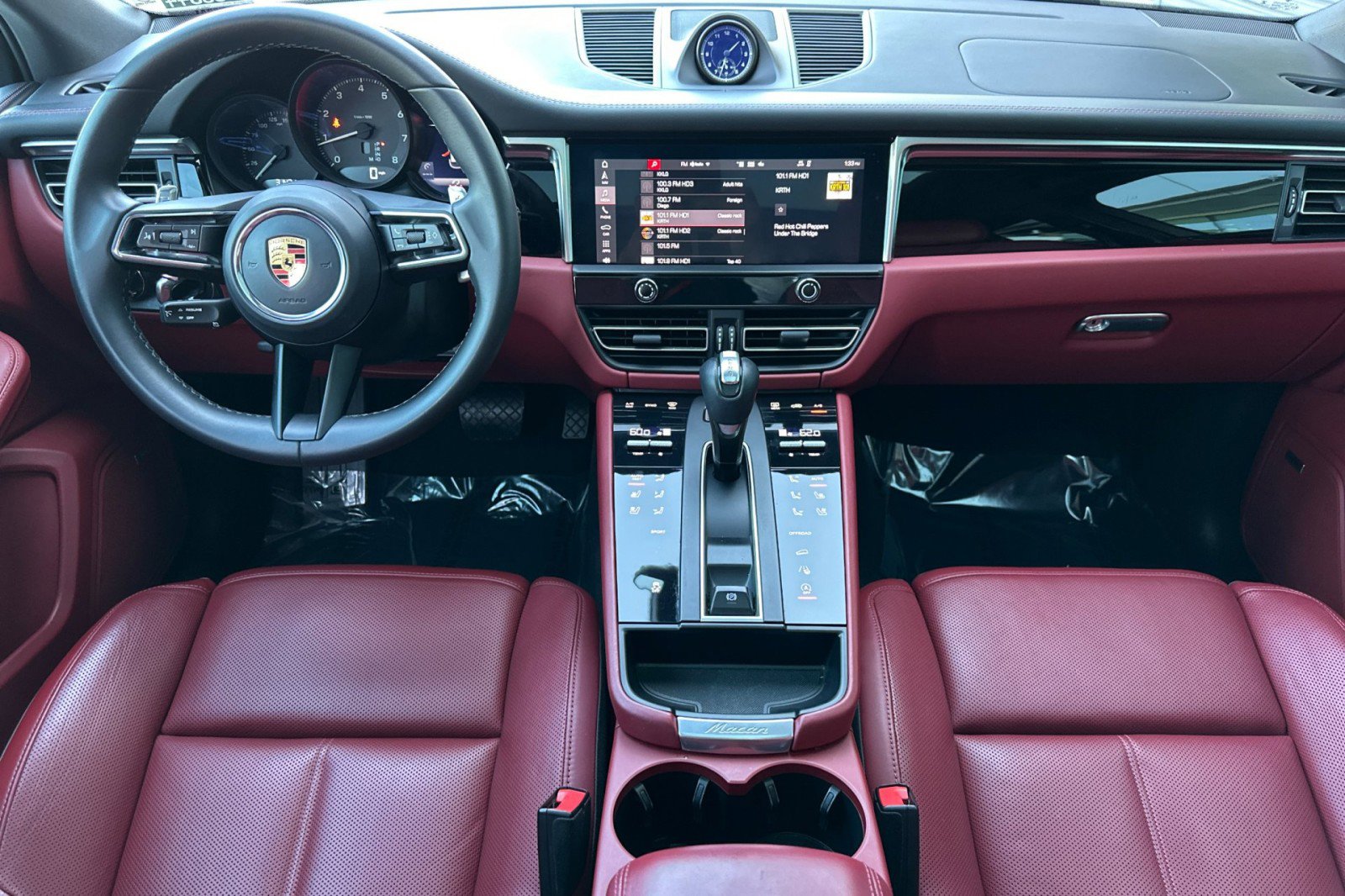 Certified 2022 Porsche Macan image 6