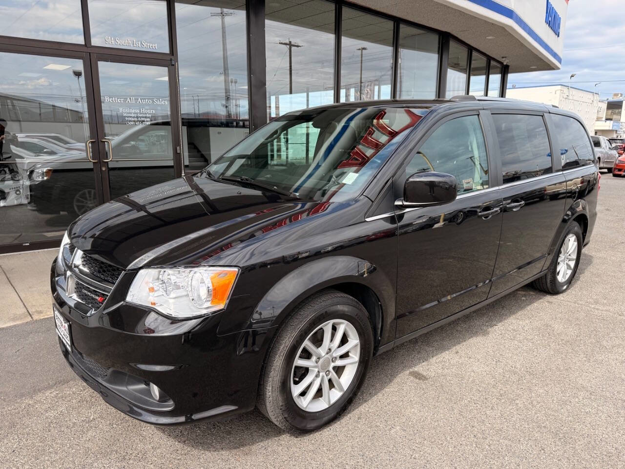 Used 2020 Dodge Grand Caravan SXT image 1