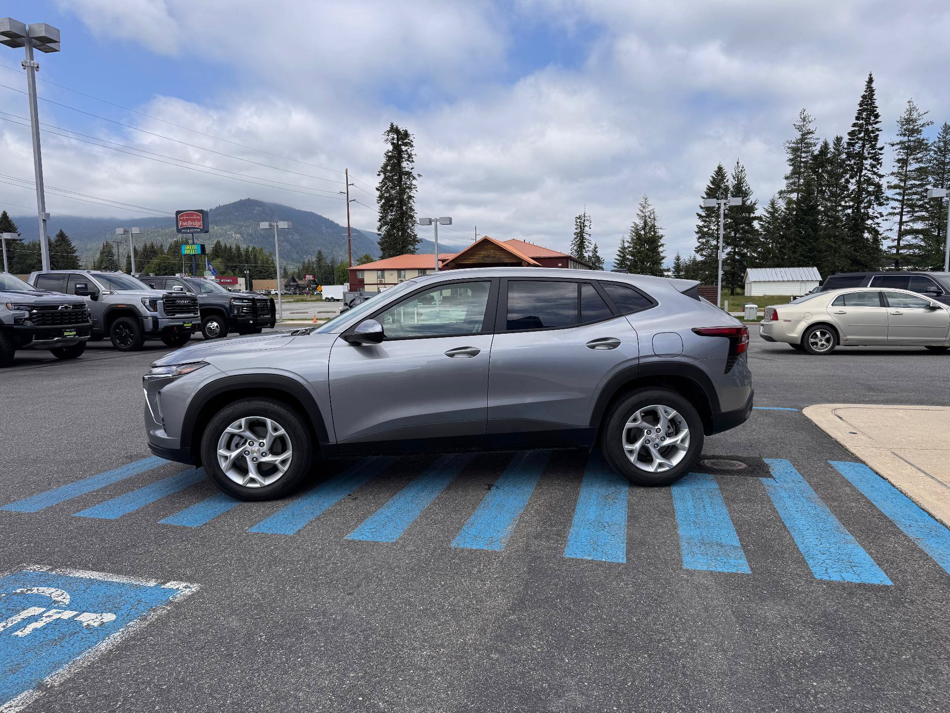 New 2026 Chevrolet Trax LS w/ LS Convenience Package FWD image 4