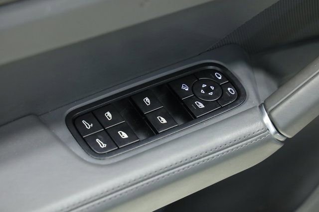Used 2022 Porsche Cayenne Platinum Edition image 35