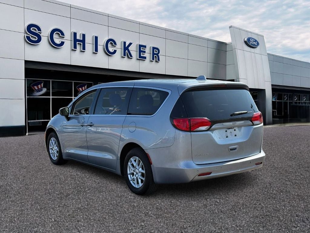Used 2020 Chrysler Voyager LX FWD image 3