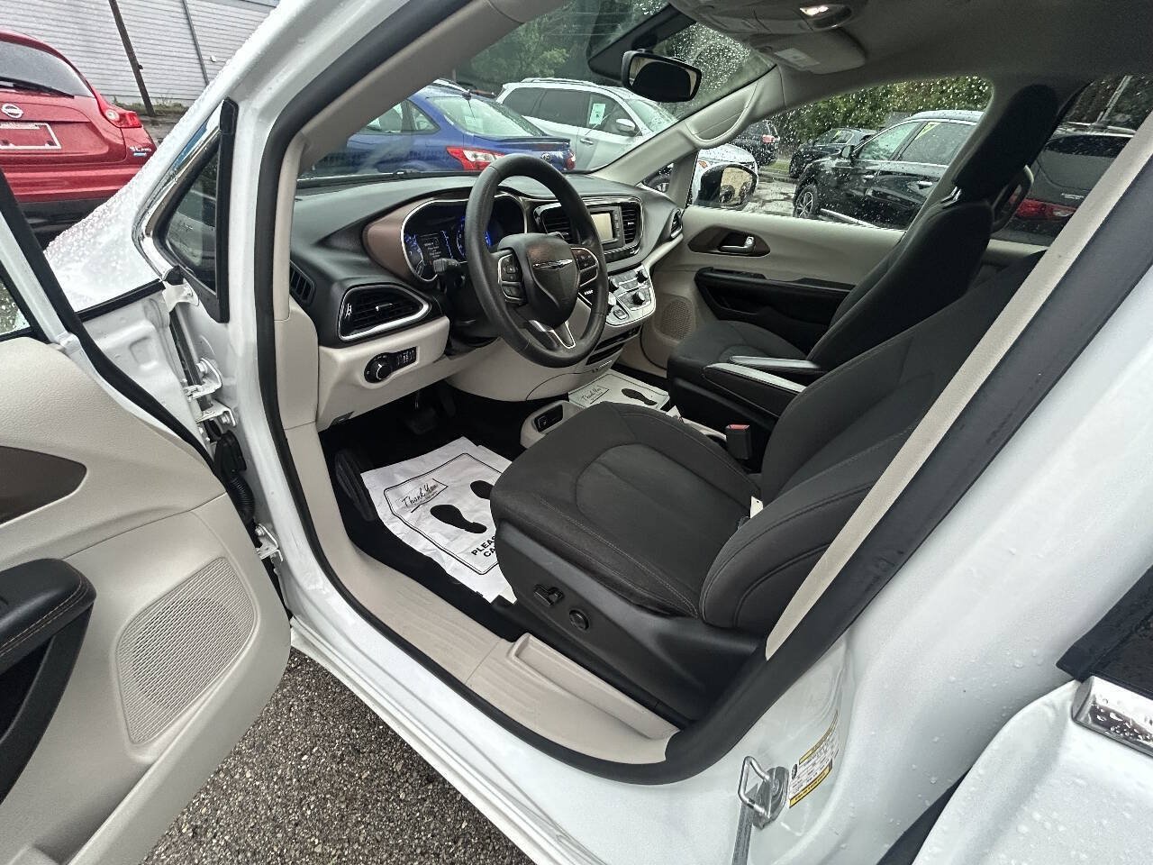Used 2017 Chrysler Pacifica LX FWD image 5