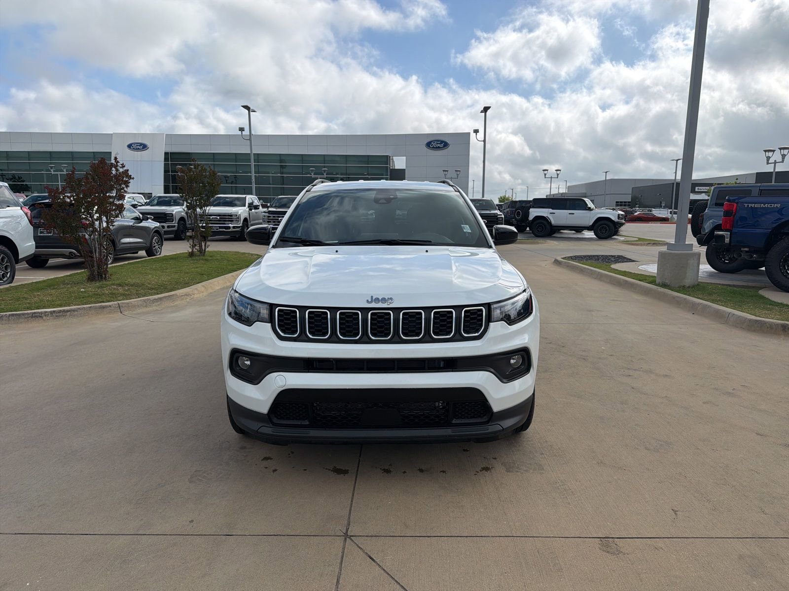 Used 2024 Jeep Compass Latitude image 9