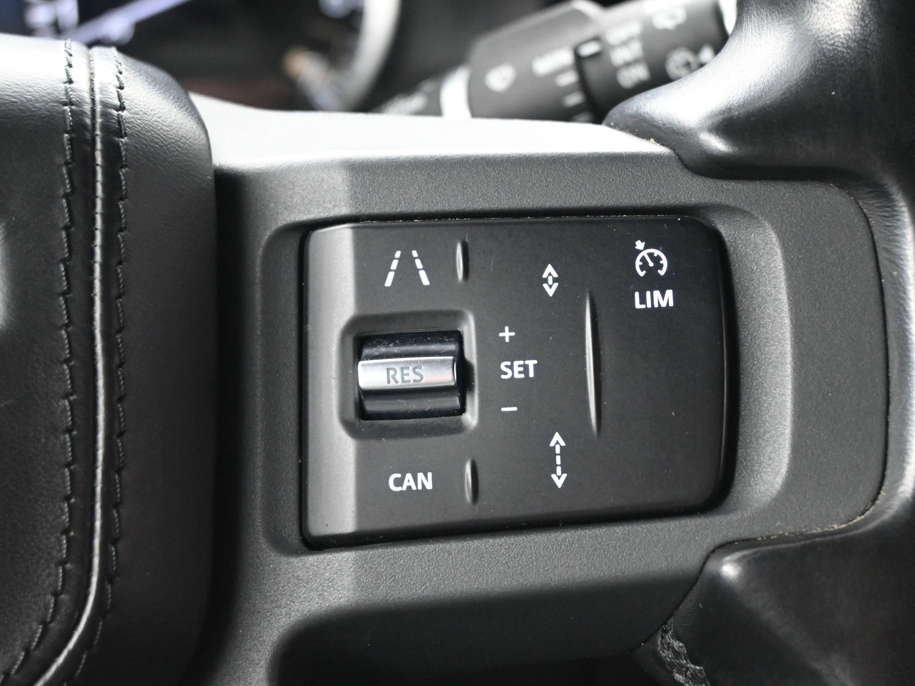 Used 2023 Land Rover Defender 110 X-Dynamic SE image 22