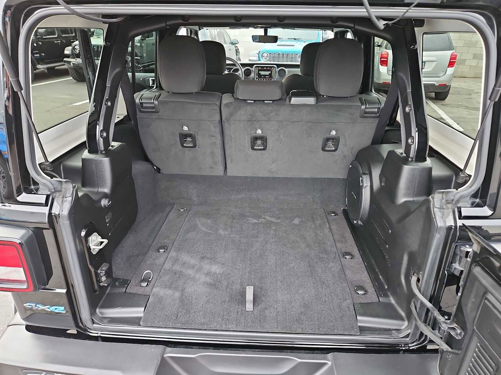 Used 2023 Jeep Wrangler Unlimited w/ Sun & Screen Package image 32