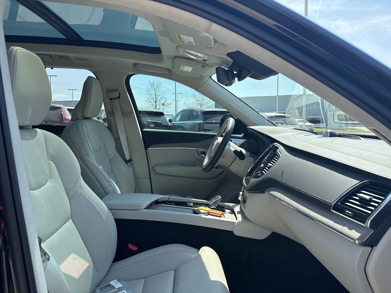 Used 2025 Volvo XC90 B6 Ultra w/ Lounge Package image 11