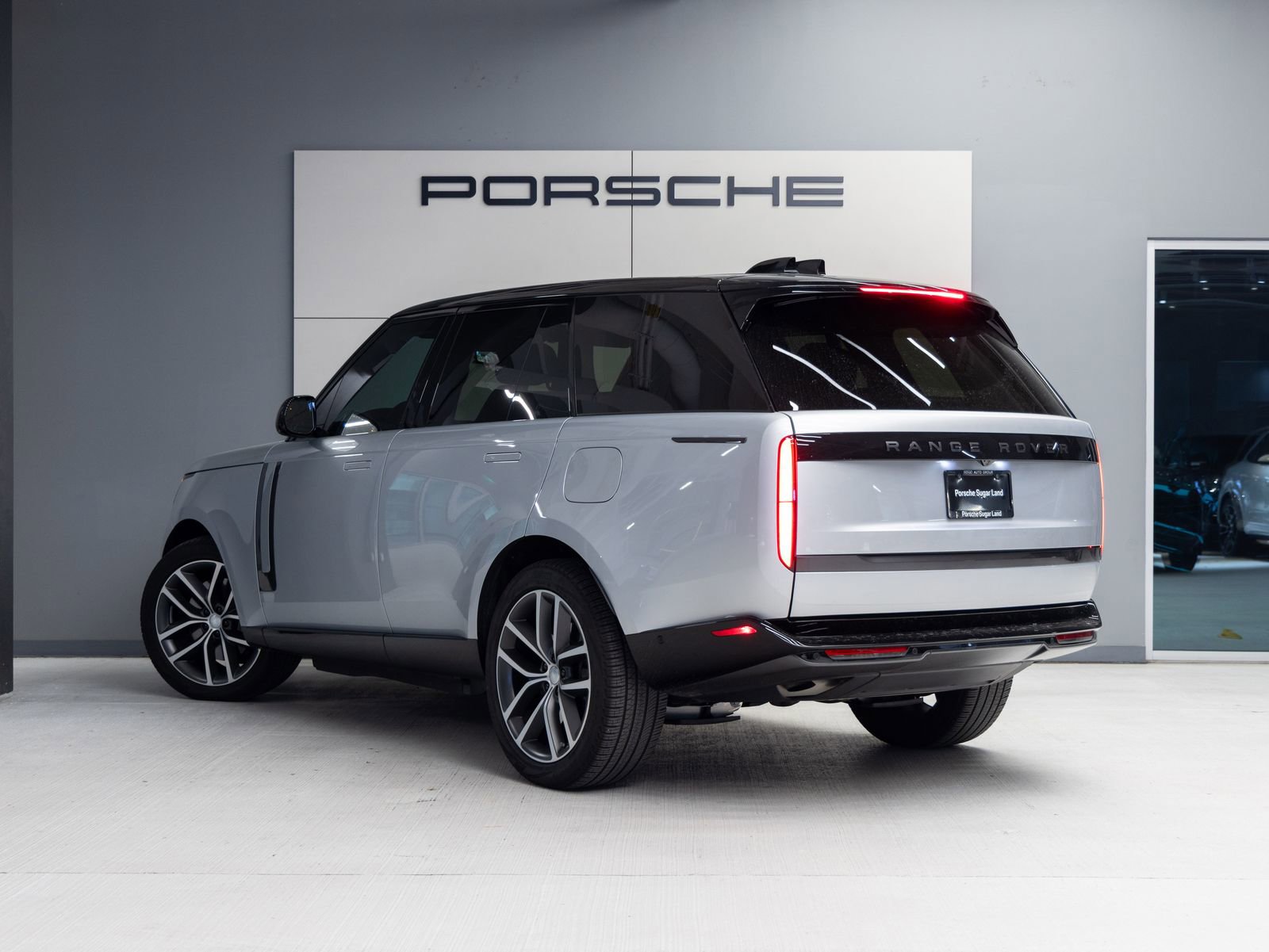 Used 2025 Land Rover Range Rover SE image 3