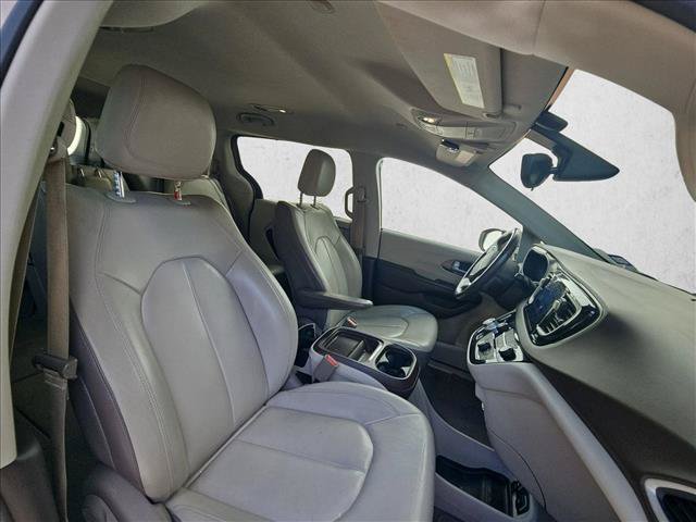 Used 2017 Chrysler Pacifica Touring-L FWD image 13