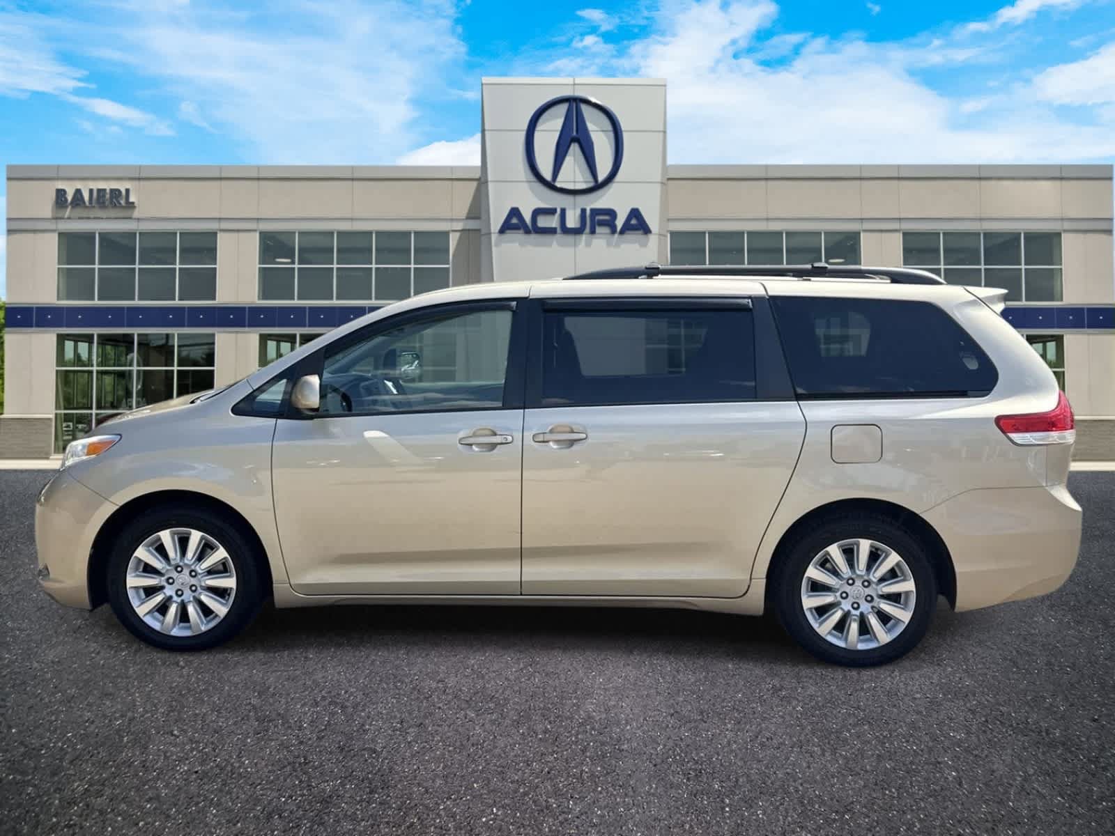 Used 2014 Toyota Sienna LE AWD/4WD image 2