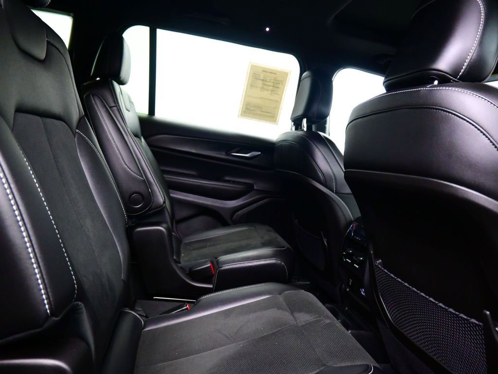 New 2023 Jeep Grand Cherokee L Laredo image 19