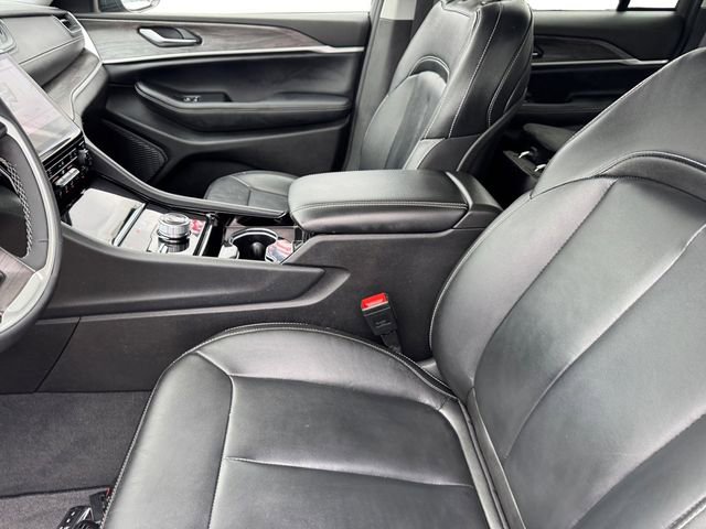 Used 2023 Jeep Grand Cherokee Limited w/ Black Appearance Package AWD/4WD image 12