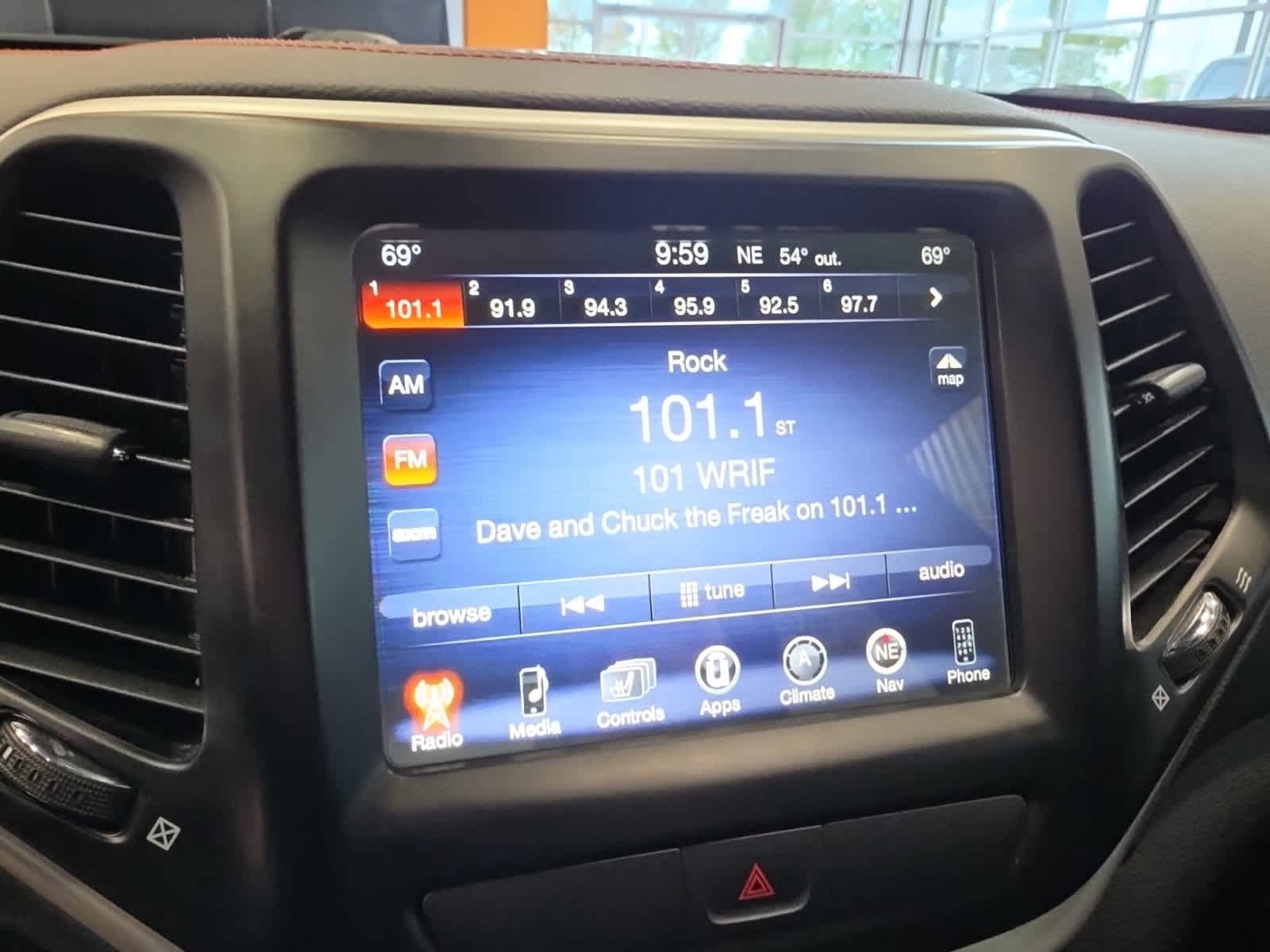 Used 2017 Jeep Cherokee Trailhawk w/ Comfort & Convenience Group AWD/4WD image 29
