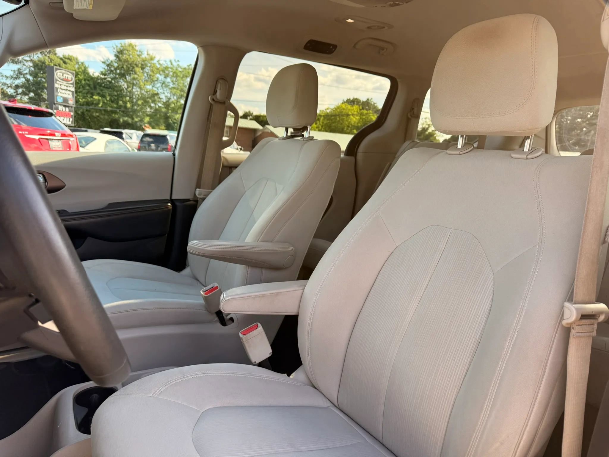 Used 2017 Chrysler Pacifica Touring FWD image 9